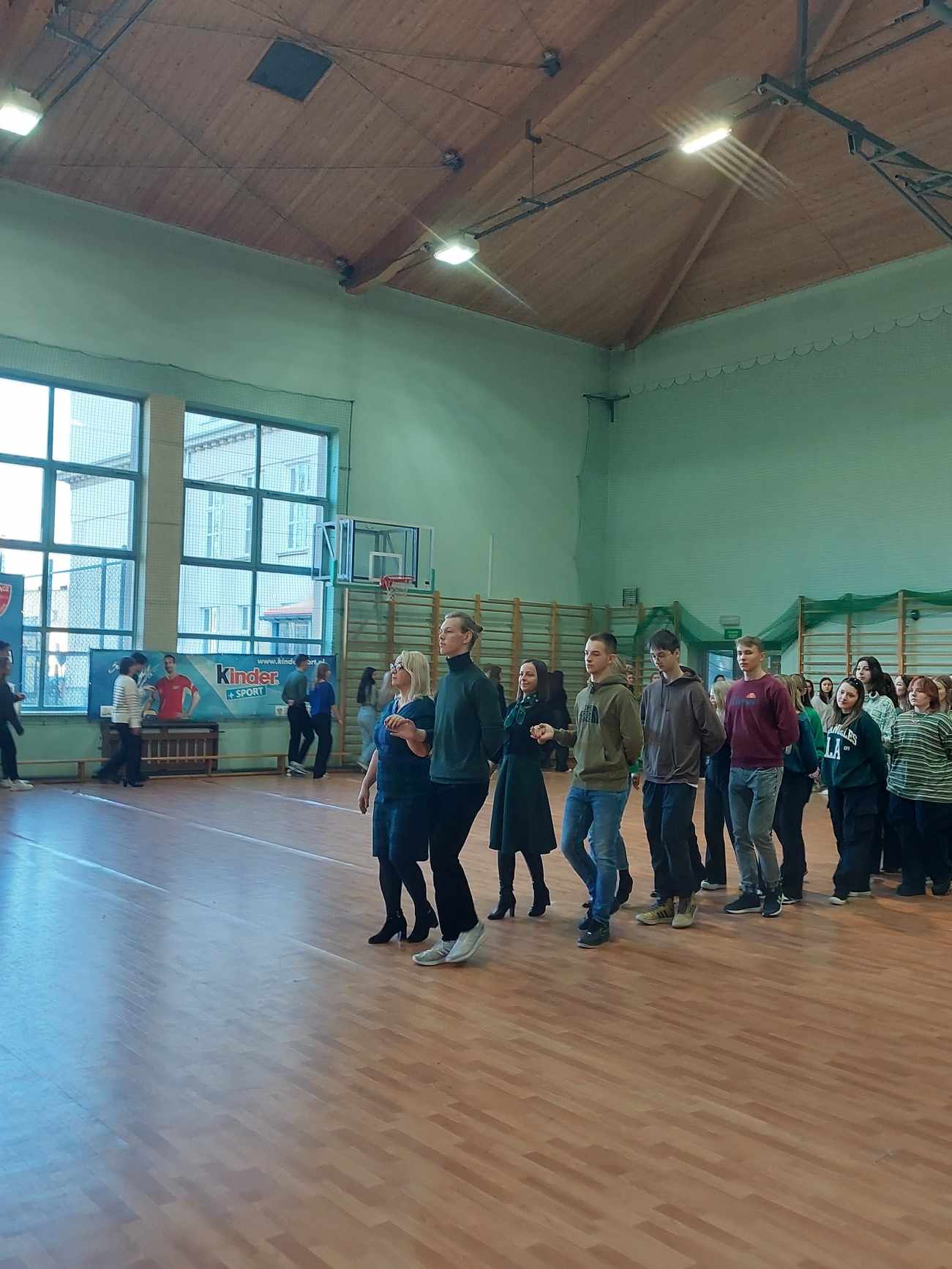Zdjęcie Zielony polonez 2024 (17)2acaf8c4-d44d-4aae-af2a-c169bddbcf32.jpg w galerii Polonez maturzystów II LO na sto dni przed maturą